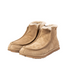 Par de botines beige con forro de lana, vistos en ángulo.