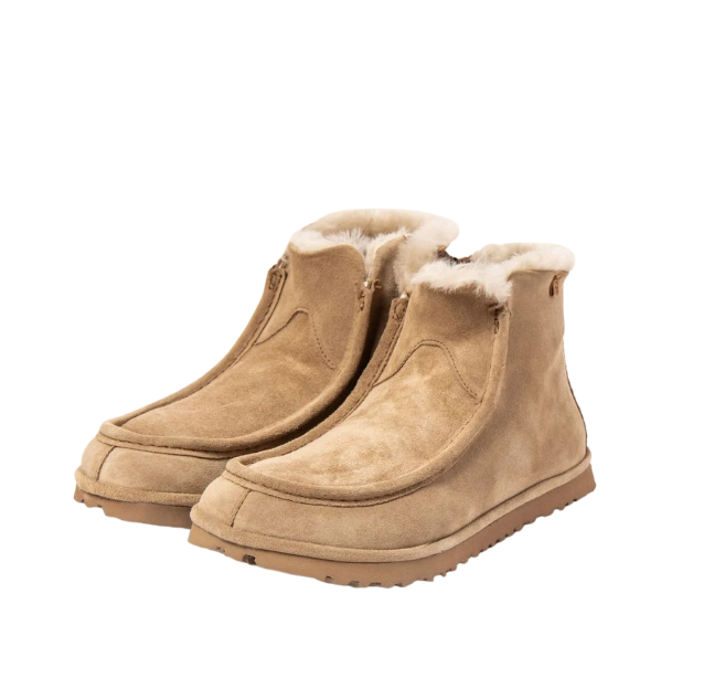 Par de botines beige con forro de lana, vistos en ángulo.