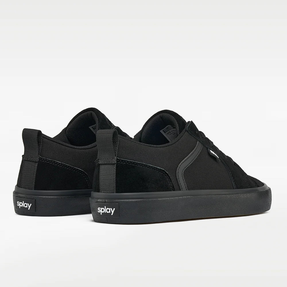 Pair of low-profile black sneakers viewed from behind, with pull tabs and Splay logo.