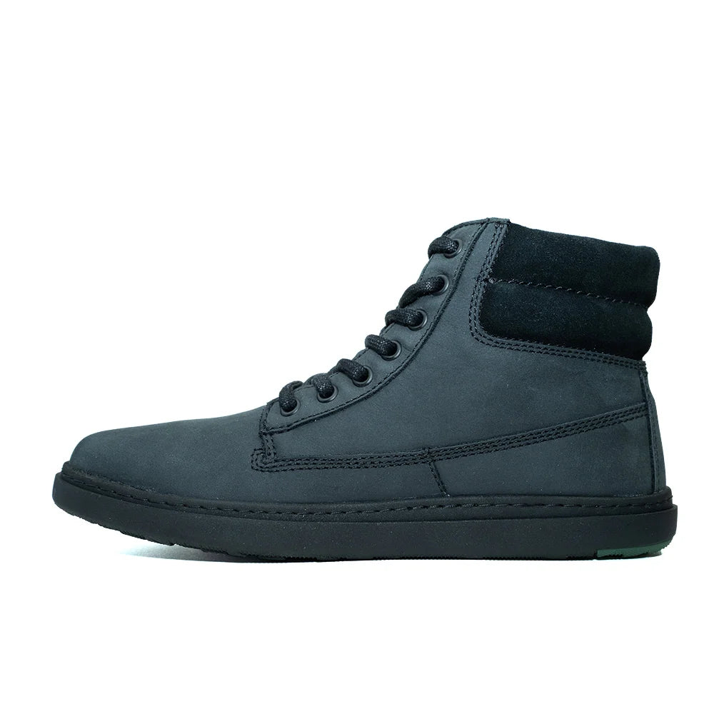 Bota negra con cordones, cuello acolchado y suela oscura, vista de perfil.