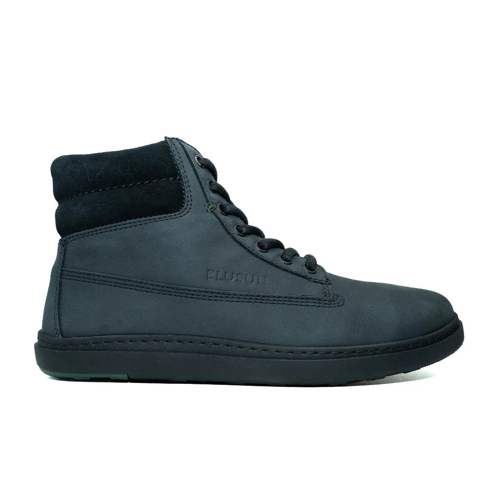 Bota alta BLUSUN en gris oscuro, con cordones y suela negra, vista de perfil.