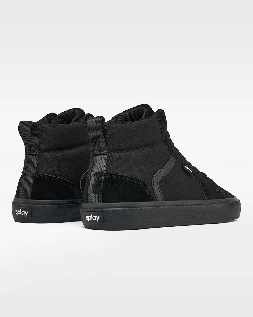 Par de zapatillas negras de caña alta visto desde atrás, con tiradores y logotipo Splay.