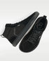 Zapatillas negras de caña alta vistas desde arriba, con cordones y puntera perforada.