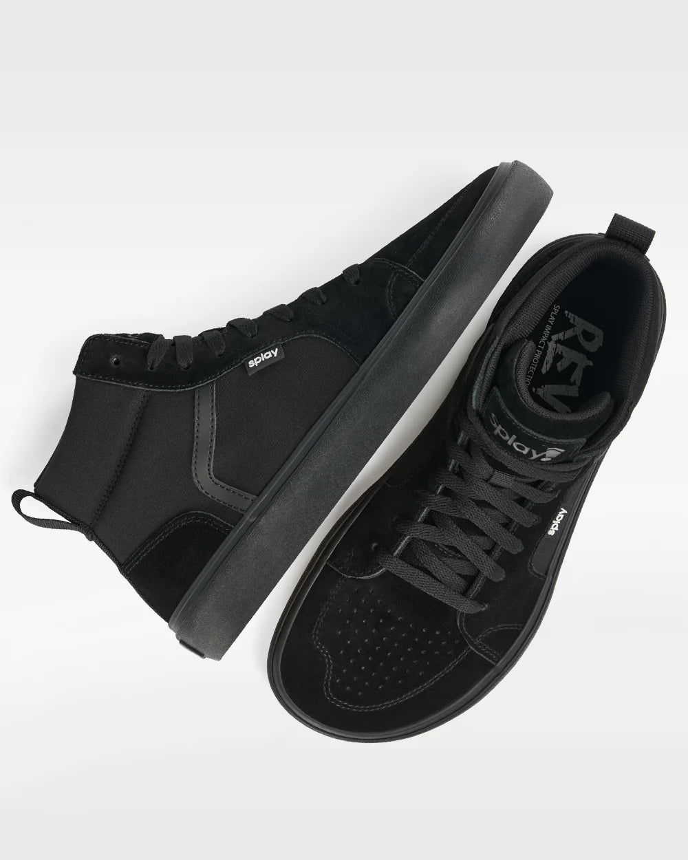 Zapatillas negras de caña alta vistas desde arriba, con cordones y puntera perforada.